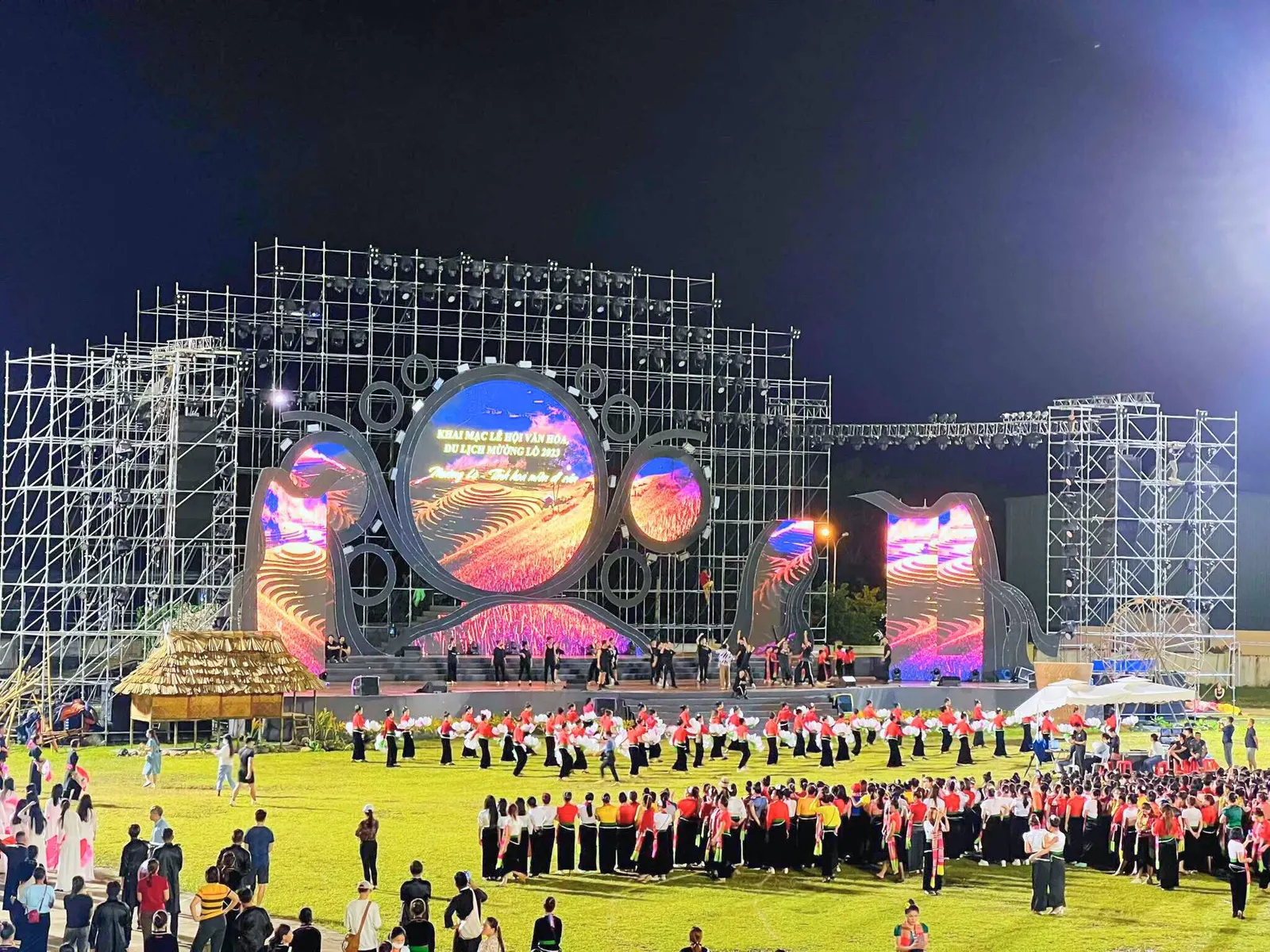 Các nghệ nhân và diễn viên tập luyện cho Lễ hội Mường Lò 2026 tại Sân vận động Nghĩa Lộ